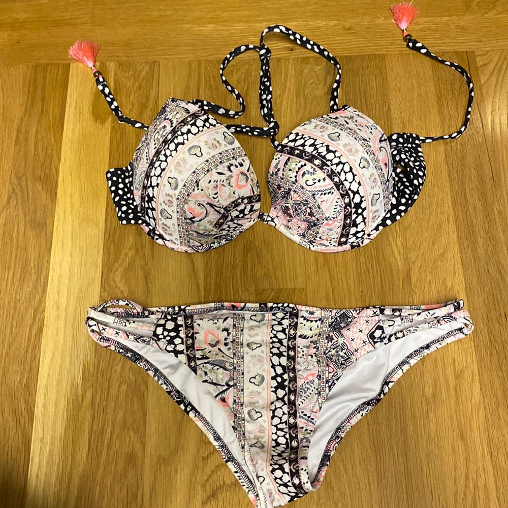Victoria’s Secret bikini